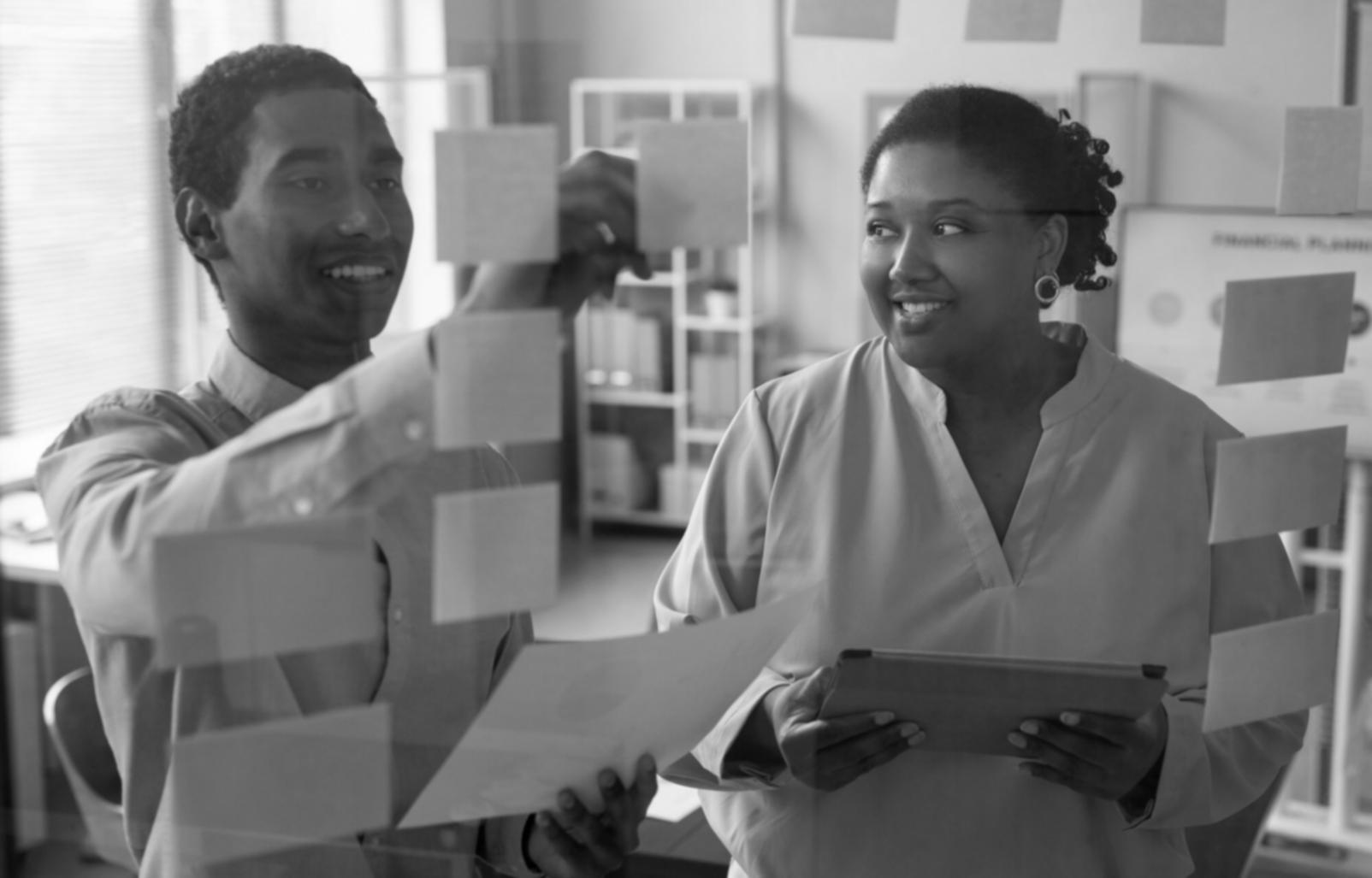 Übersichtliche Finanzplanung mit Dokumenten, Taschenrechner und strukturierten Unterlagen